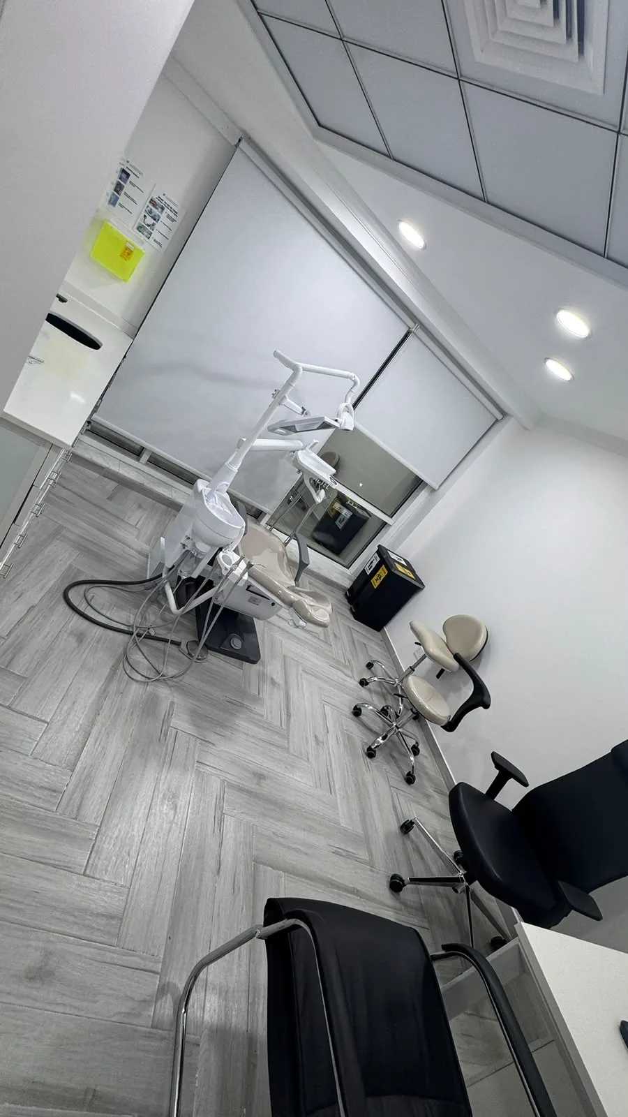 Second treatment room at KERVA Dental Clinic with dental chair and clinician seating