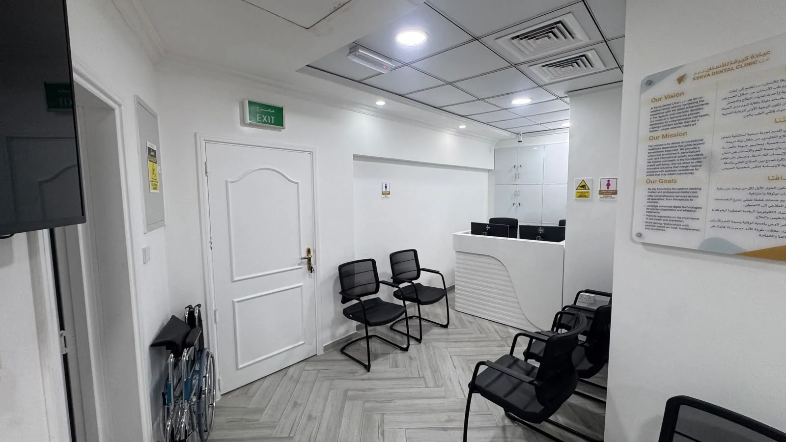 Treatment room at KERVA Dental Clinic with dental chair, delivery unit and operating light